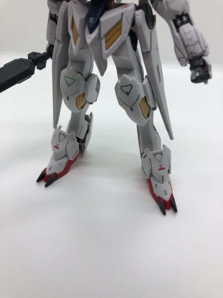 足の爪の部分もきちんと部分塗装してあります