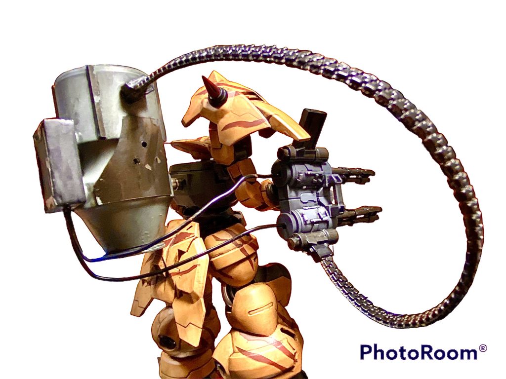 2連ガトリングガンは背部の大型弾倉と予備弾倉合わせて長時間の連射が可能