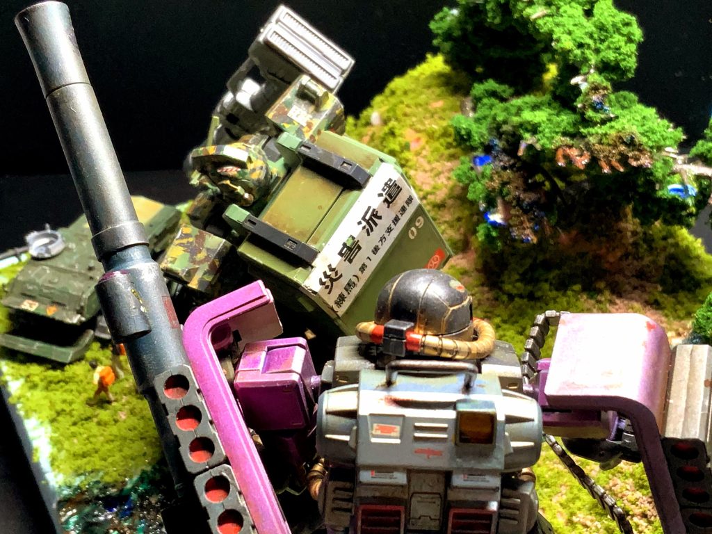 ホントはザクと出会うのですが人道的支援から休戦、そして避難民救出を支援します 本来の戦争でもこの様な敵同士であってもパイロットの判断で人道支援的判断をおくってくれたら…と