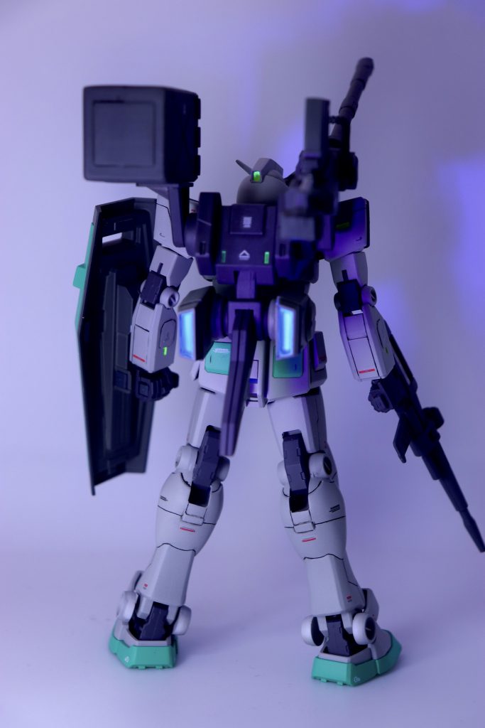 背面のスラスターの内部もブラックライトで光るようにしました。