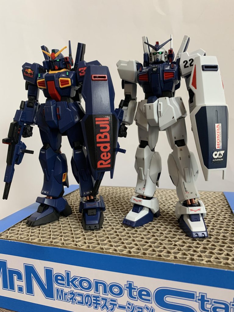 ロゴはペーパークラフトから切り抜切り離し、両面テープで貼り付けました。