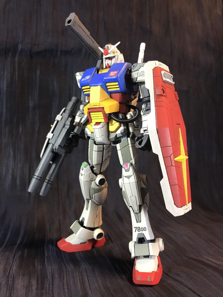 パーフェクト意匠にするつもりは全く無かったのですが、手を動かしつつ思いつきで方向変換と言ういつものライブ感でこうなりました。私事ですが、長いガンプラ人生、いつか決定版が出たらやってやろうと思いつつこれまでパーフェクトガンダムを一度も組んだ事が無く、こんな形でも「っぽいもの」を手に出来たというのは色々感慨深いです。