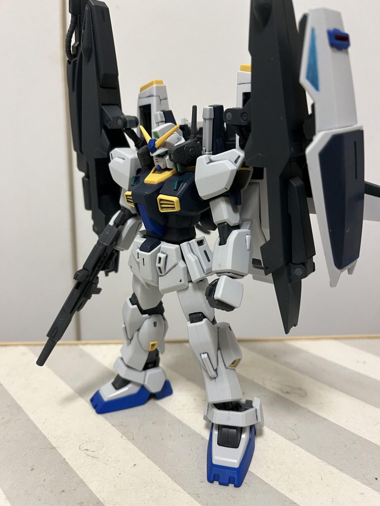 Mk-Ⅱ本体は赤→青。いつものオールガンダムブルー化プロジェクトの被害に遭ってもらってます。MS合体時でもGディフェンサー側にロングライフルを取り付けられるように加工。ピンバイスで穴開けして、盾を腕に装備するジョイントを介してロングライフルを取り付けます。ちなみに盾取付も同じ加工です。