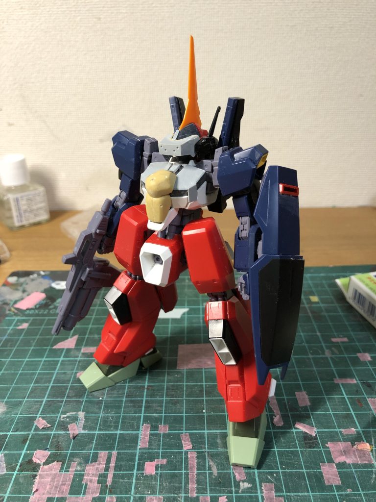 バーザムにガンダムMk.Ⅱの腕とバックパックと武装を取り付けて、ライフルはグレネードをバズーカで再現。足はジェガンの物を使用し、頭部センサーや胸部追加装甲はパテとプラ板で再現しました。