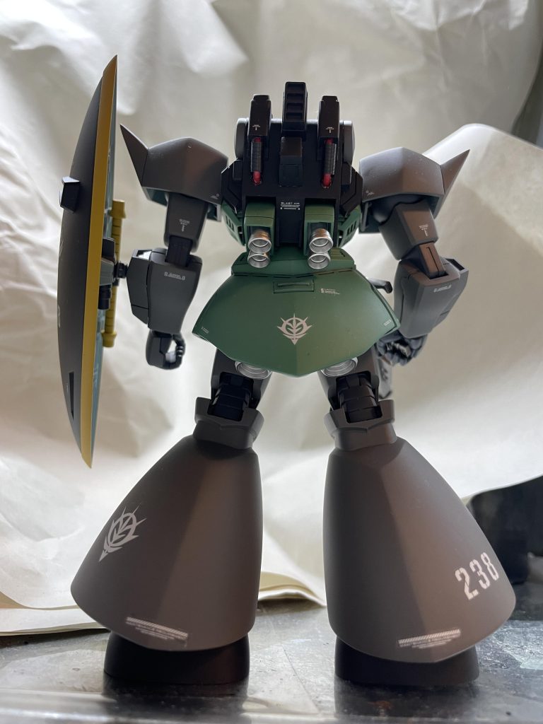 バックショットバックパックのパイプはスプリングと被覆付きの銅線に置き換えています。旧キットのバックパックにHGUCゲルググ付属の背中のパーツを接着しています。