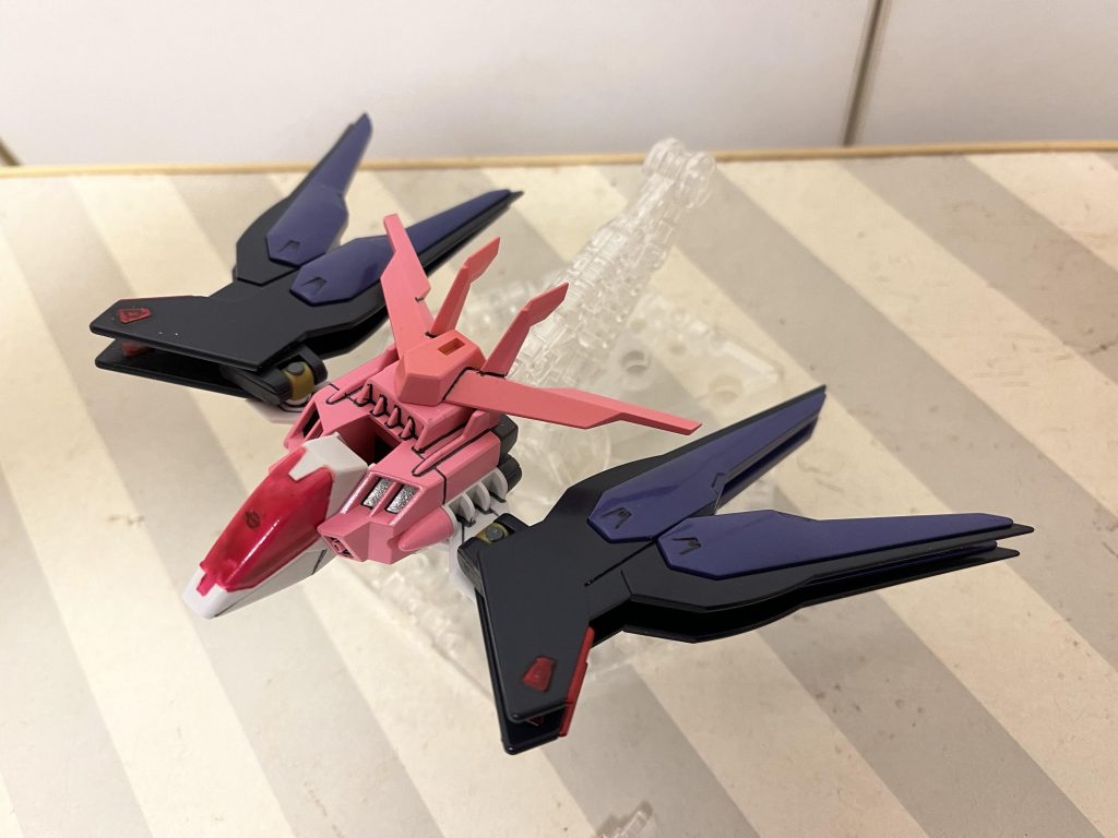 まあコアファイターにストフリ羽根を付ける場合、コアファイターの翼を展開しておかないと、下に垂れてしまうので、、その意味ではカットしたのは間違いではないのですが、