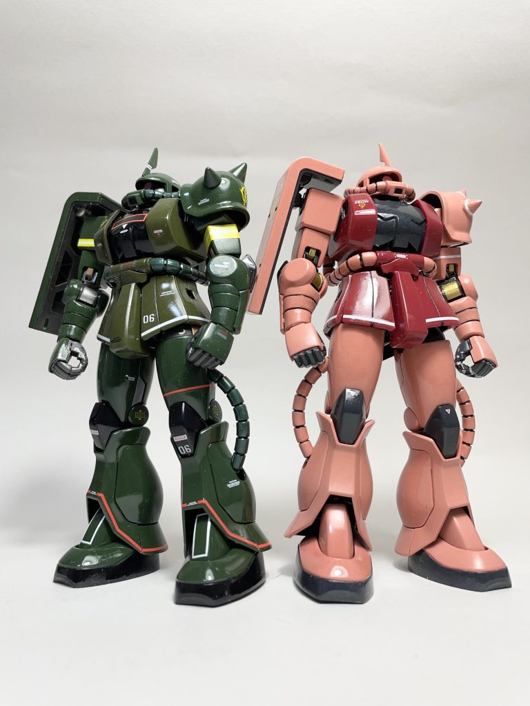 2機を棚に並べて眺めています。最後までご覧いただき、ありがとうございました。