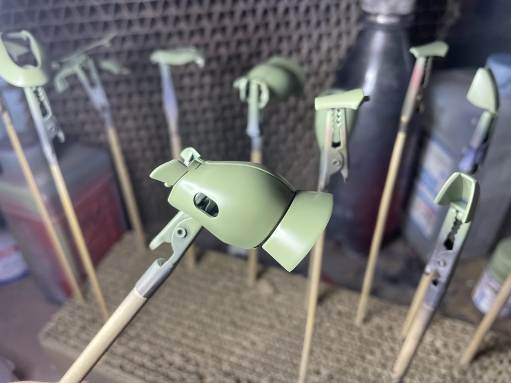 ガイアのライトグリーンを使って下地を吹き付けました。