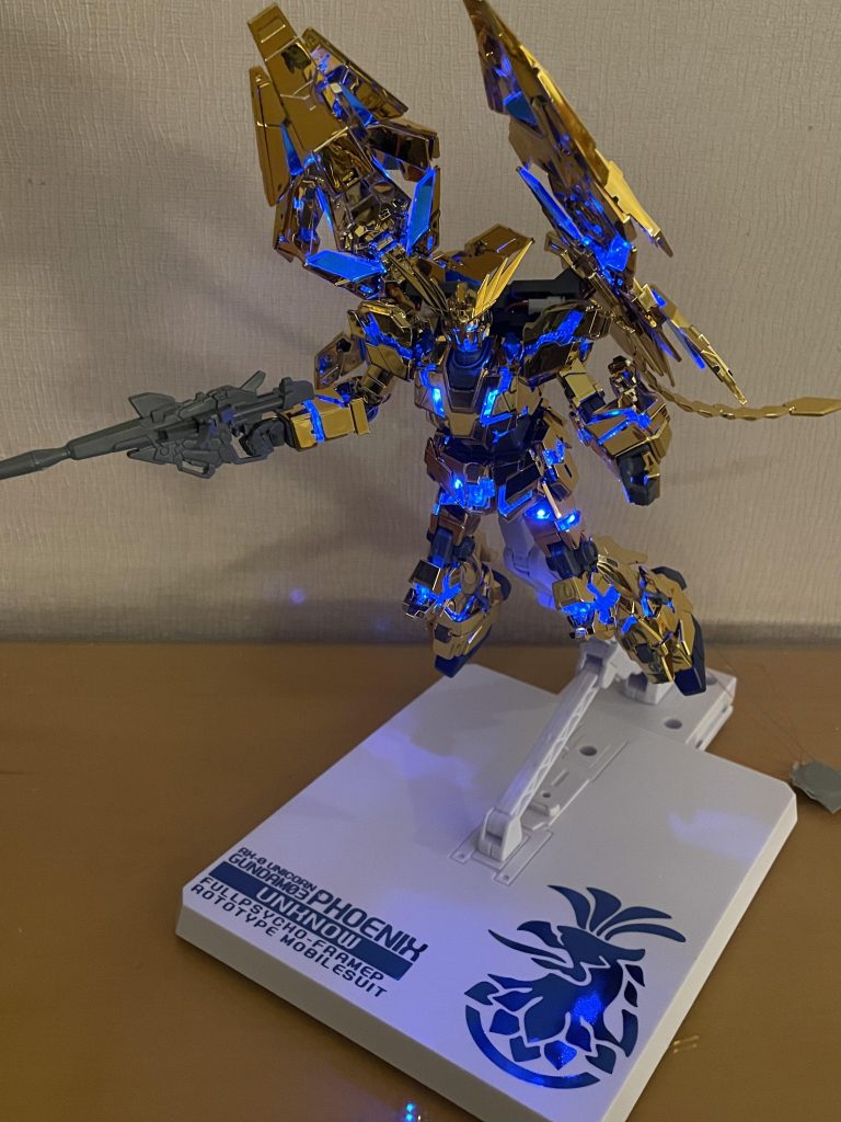 台座のロゴもブルーメタリックでおそろいです。台座下にUSBからの電源基盤仕込む予定です。