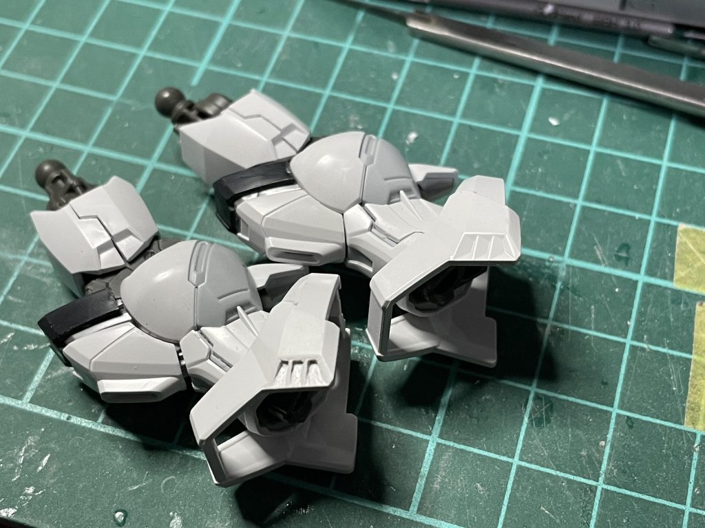 ディテールの掘り直しはしてませんが、アンクルアーマーの排気口のような部分のみ彫りました。