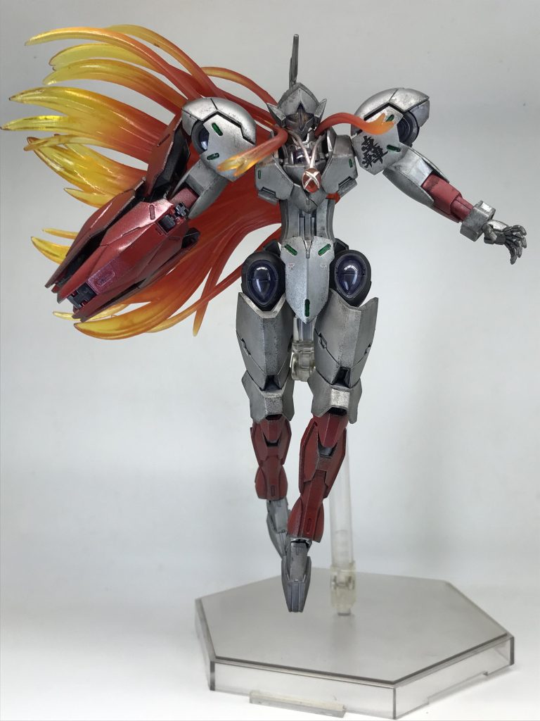 髪は自在に角度変更可能!!もみあげは挟めてるだけ😑せっかくメタリック色で塗装したので…汚すか迷いましたが…「逃げずに戦うファイターならば、背中に傷は負わぬはず」とネプチューンマンのテーマソングの2番の歌詞にあるように…歴戦の戦士は背中以外は傷だらけなのです!ネプチューンマンも背中は無傷だけど前は傷だらけでしょ?ってことでいつものつや消し汚し🙄