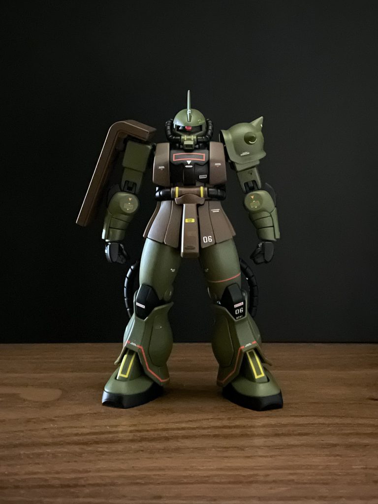 実はまだ武器やバレルを持つ手は完成してないのですが、本体完成がザクの日に間に合ったのでアップしてしまいました。(メイン写真のマシンガンや持ち手はバレないように誤魔化してます。)