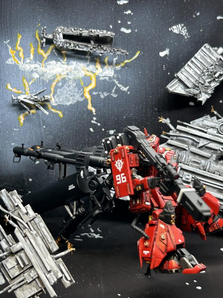 スペースデブリ、コロニーなどはプラ板で制作、サンダーボルト宙域の稲妻や細かいデブリは素人なりに手描きで雰囲気を出してみました。人生初のジオラマ挑戦でとても苦戦しました。地面が欲しくなりましたね。