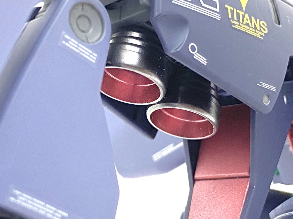 肩の脇のスラスターだけはつや消しにしていませんから存在感が出ています。