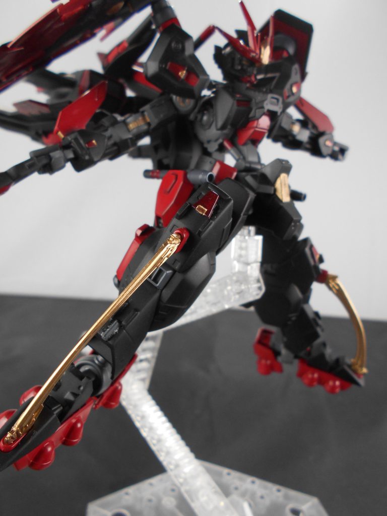 グリフォンビームブレイド改、「セルフィタ」。インフィニットジャスティスの武装をそのまま移植し、脚部のスラスターも増設しているため速く攻撃することが可能です。「セルフィタ」はギリシャ語で「火熱」のアナグラムです。