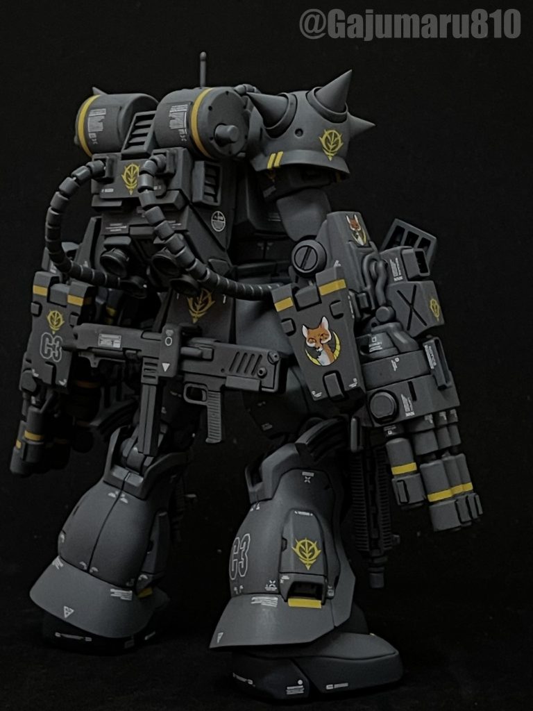 背中の設定画を見たことがないので、『往年のMSV感』を目指してデッチアップしました。後ろ腰にはサブウェポンとしてMMP-80をセット。