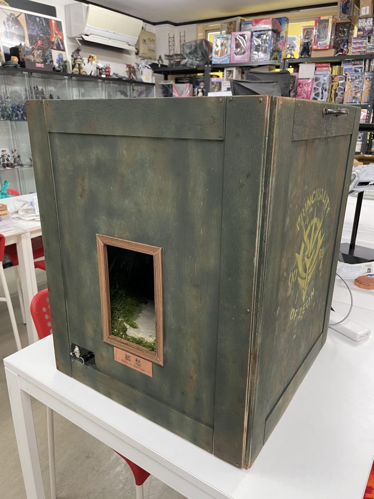 本体は弾薬箱的な木箱風