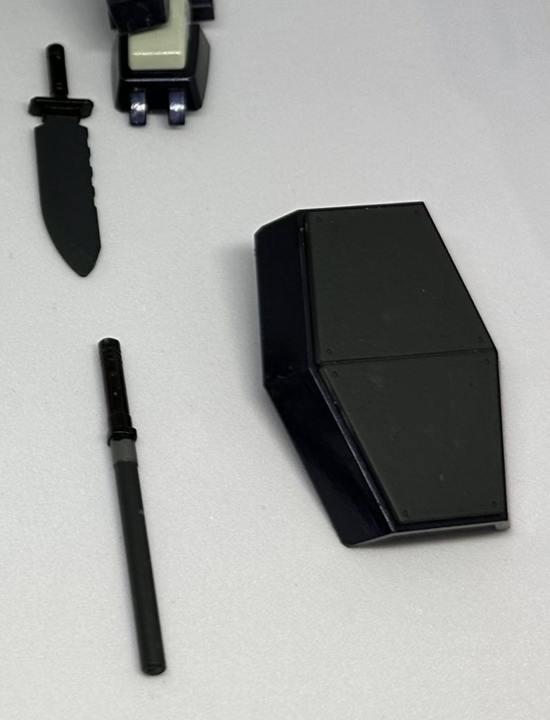 「教習用だしガンガンぶつけるところはゴム製とかだろうなぁ」と思い盾や格闘武器の刀身だけタイヤブラックで塗装