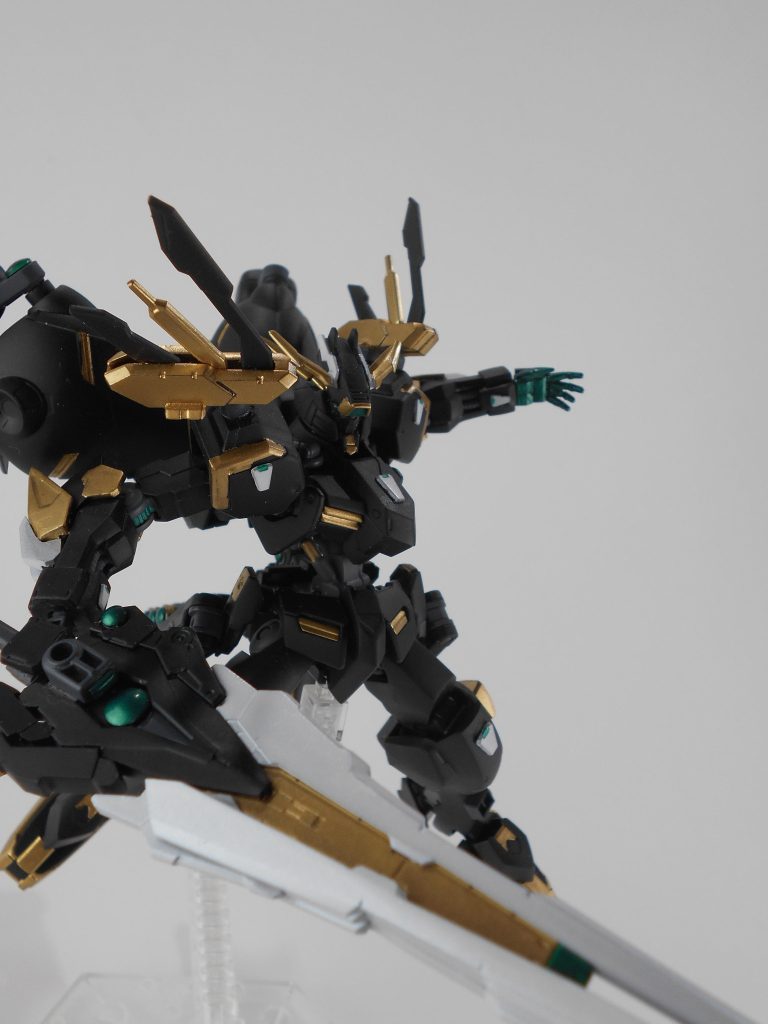 ビームフィンガー、「フィテセ」。肩部の小型エネルギーフィールド発生装置を使用し、マニピュレーターにビームを流し貫通力のある突きをすることが出来ます。タイミング次第では小型のビームシールドとしても使用できます。「フィテセ」はギリシャ語で「陽光」のアナグラムです。