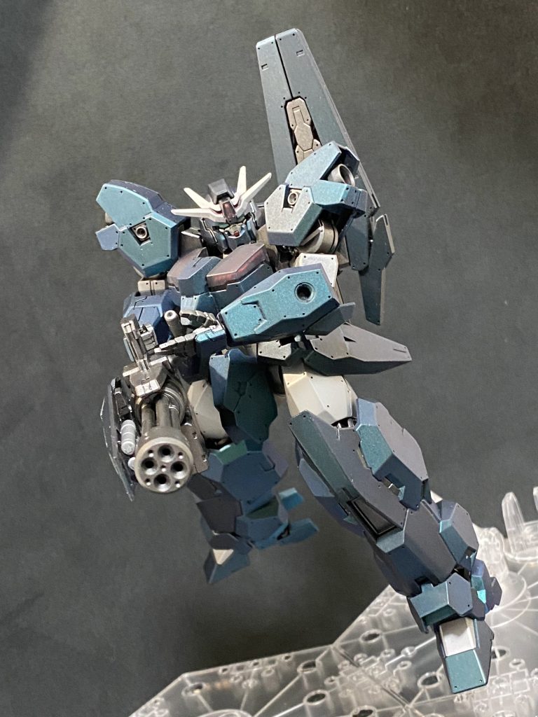 アニメはもちろん見てるんですが箱絵が毎度素敵すぎな加飾をされててソリッド色で塗る気になれず。またもパール塗装してしまいましたw今回は黒下地からクレのターコイズグリーンパール的なやつです!青っぽい緑?緑っぽい青?まーそんなところを狙ってみましたが…まーね