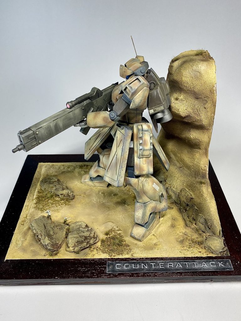 ジオラマというよりヴィネットという感じです。いつものフォトフレーム枠に、木粉粘土で地面を、ウレタンフォームで岩山を、バークチップ+コルク片で転がった岩や石ころを作りました。