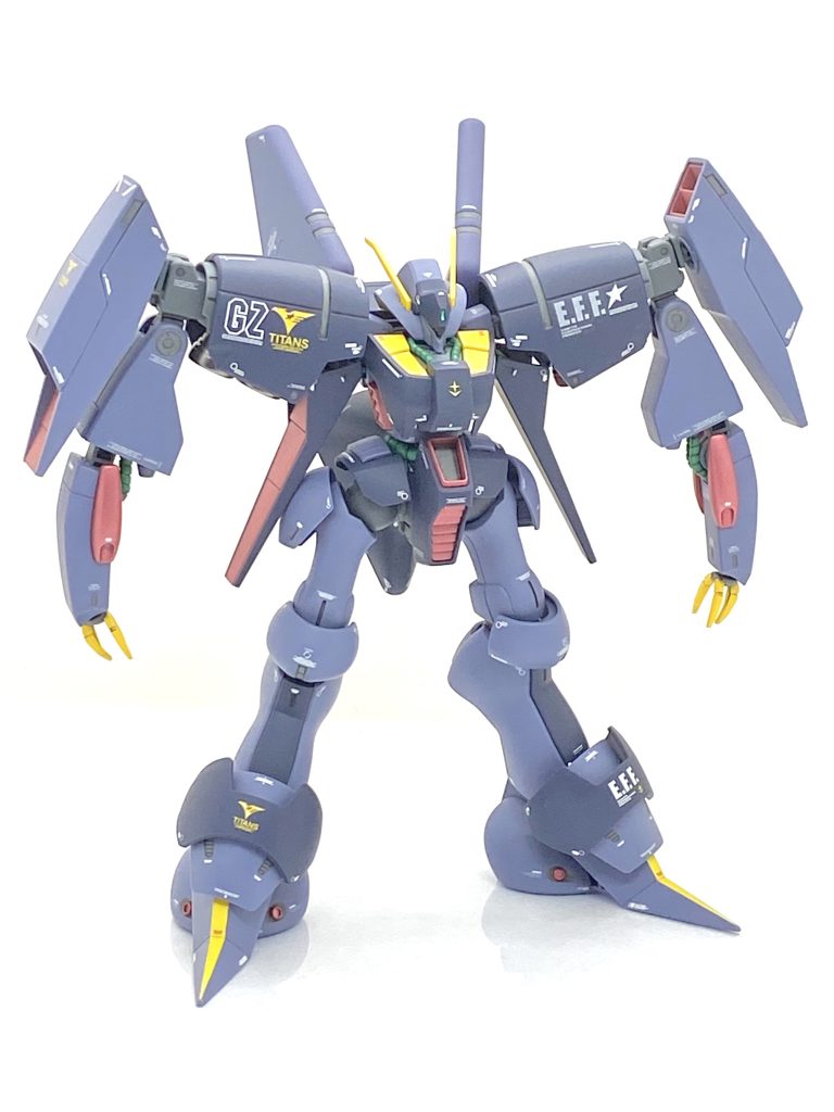 バイアランもデザイン上挟み込みになってしまう箇所が多く、肩上部や上腕、太腿の合わせ目はダンモを使って段落ちモールドにしました。いつもは0.3mmのを使う事が多いのですが「細い」といつも思っていたので今回は0.5mmのを使ったら丁度良い塩梅になります。ダンモ使った後に同じサイズのタガネでケガくと・・・深さも丁度良くなり、見事なモールドになりました。デカール貼りは大変手間が掛かり、仕事が終わった後にやりますと精神的にも疲れる事が多いので生産性を上げる為に今回は大量に余っていたテトロンシールを至る所で使っており、二日で全部貼り終わっています。余剰の透明部分も二回つや消しクリアーを吹きますと段差もかなりわかりにくくなると思います(遠目じゃないと段差はほぼわかりません)。小惑星アクシズをゼダンの門に衝突させ破壊させ、その時にアポリーのリック・ディアスを撃墜したのがバイアランの最大の見せ場ですからゼダンの門(GATE OF ZEDAN)を意味するGZのアルファベットのデカールは幾つか貼りました。