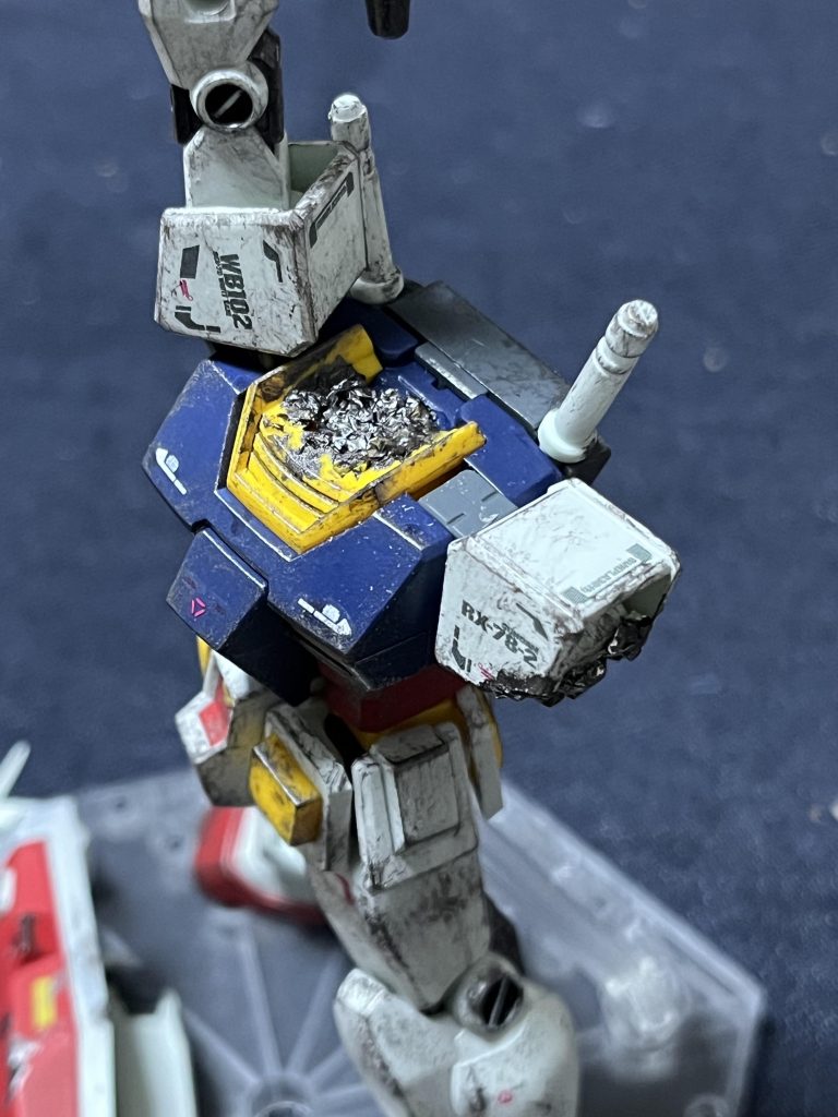 頭部と左腕の破壊部分はアルミホイルで爆発跡を再現。アニメだと配線がビリビリなってますが私の腕では再現出来ません(笑)