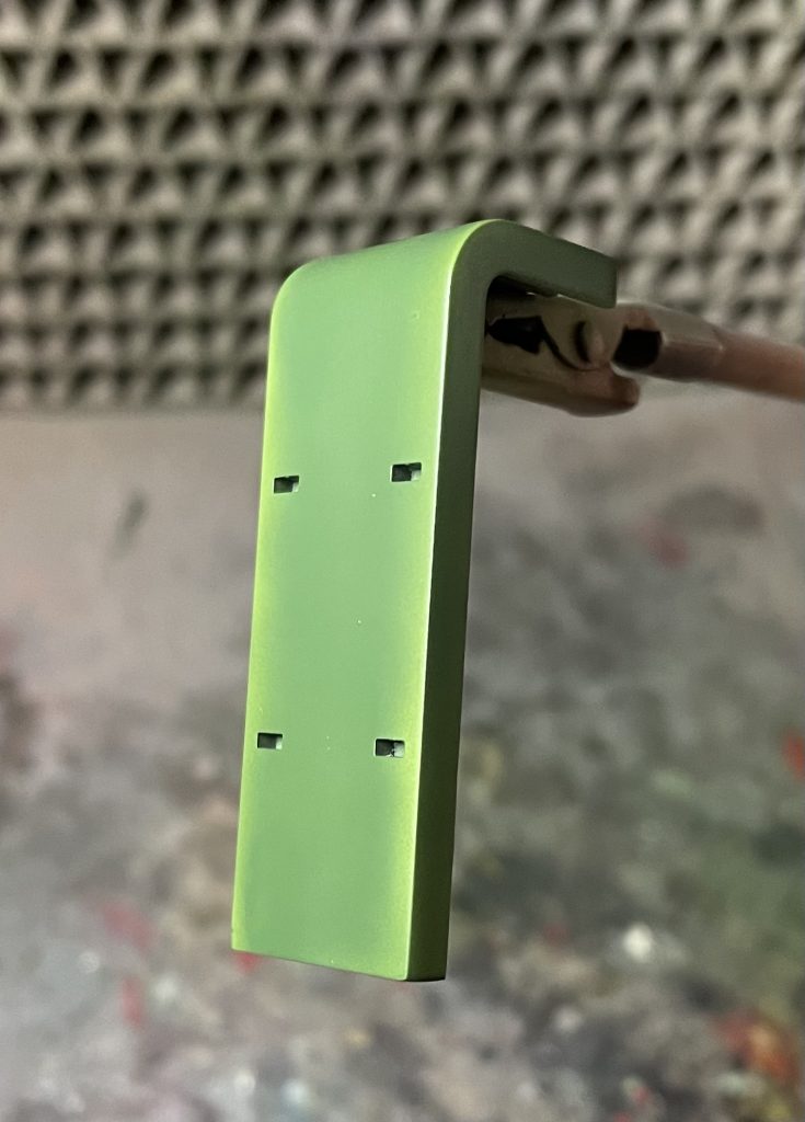 クレオスの濃緑色でグラデーション塗装をこのようにしてみました。