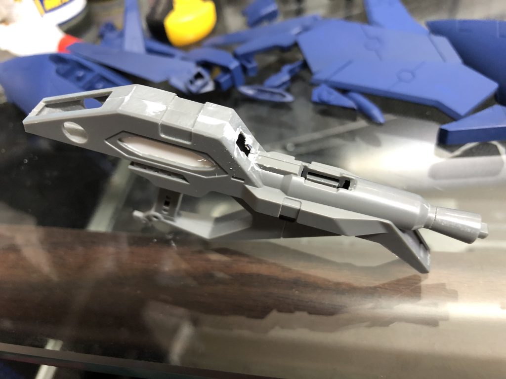 ビームライフルのモナカが目立ってたので、本体を切り刻みながら合わせ目消しを頑張りました