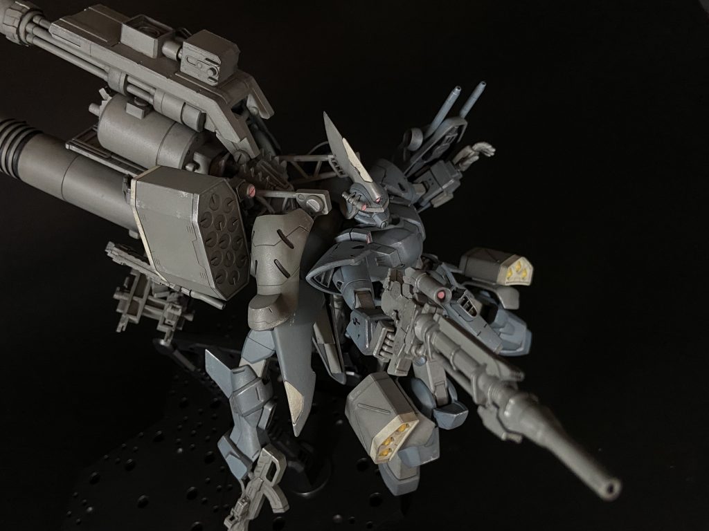 背部大型プロペラントタンクの下に長射程ライフルの砲身が付いており、サブアームにて通常ライフルと交換して使います。