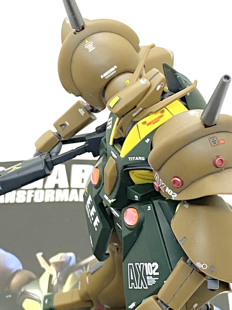 最後は説明書と。今まで作るのに苦労したのはフライルー、シナンジュ、クスィーガンダムだったのですが今回のガブスレイが全てを抜き去りナンバーワンの大変さになりました(笑)。変形の為に細かいパーツを使っている個所が大変多い上にストレスが掛かると折れやすいABSフレーム、挟み込みだらけの腕周辺など最近のHGには無い難しさがあり、ある程度プラモデルに慣れてから作る事をお勧めします(変形させると間違いなくフレームが駄目になると思うのでMA形態は申し訳ないですが無しです)。しかも長いフェダーイン・ライフルは持ち辛くてポロポロするし塗り分けも難しいのが多く(特に肩やお尻の左右にあるスラスター、首や腰の後ろ部、腕の動力パイプ、額や腕の黄色部)、筆塗りには自信がある自分も大変苦労しました。虫みたいな見た目で色合いも地味なのですが・・・カッコいい小顔、塗り分けると精密になるバーニア周り、異形ながらも秀逸なのプロポーションと良い面も多数有るので腕試しに良いかもしれません。苦労したおかげで本当に愛着がある出来栄えになり、形になって本当に嬉しく、これでHGUCコンプリート計画にもう一体参戦出来てHGUC図譜に掲載されたいです。ご覧して頂きありがとうございました。