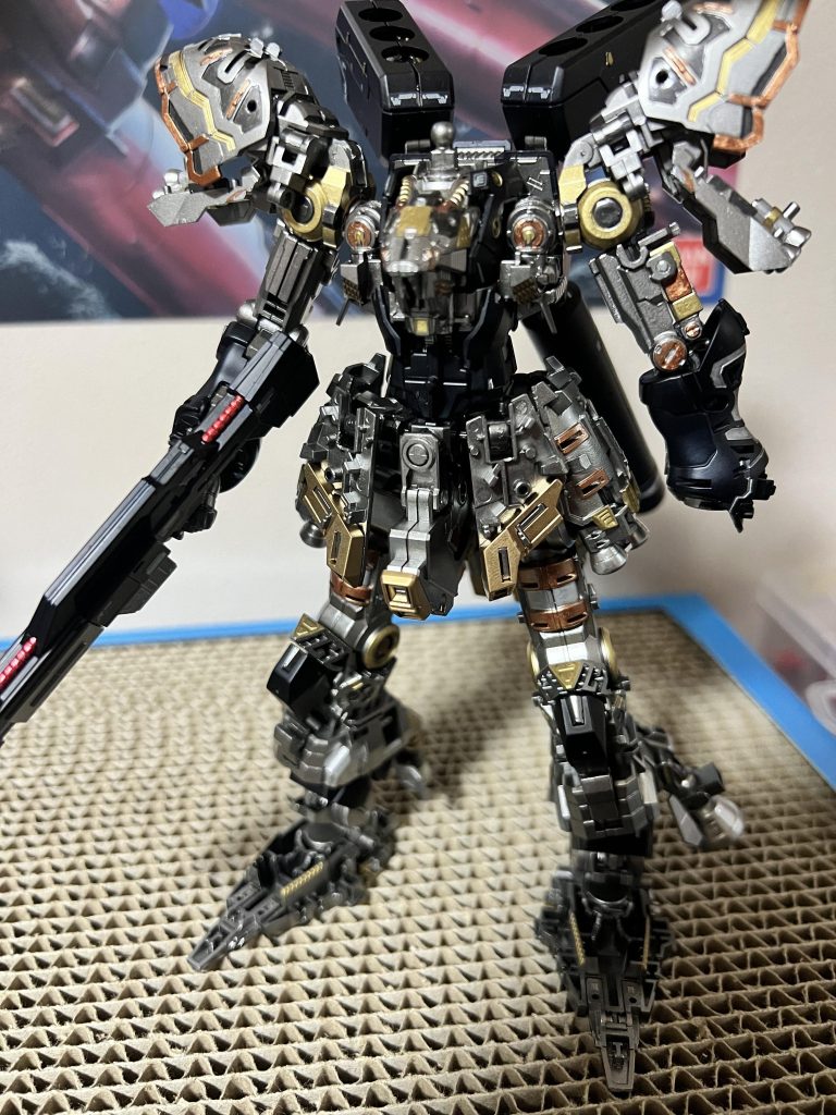 フレームはメインをクレオスのスーパーアイアン2クレオスのスーパーカッパー、タミヤアクリルゴールドリーフ、ガンメタ、クロームシルバーで塗り分け。黒の部分はガイアのプリズムブルーブラックを艶消ししました。ご覧いただきありがとうございました。