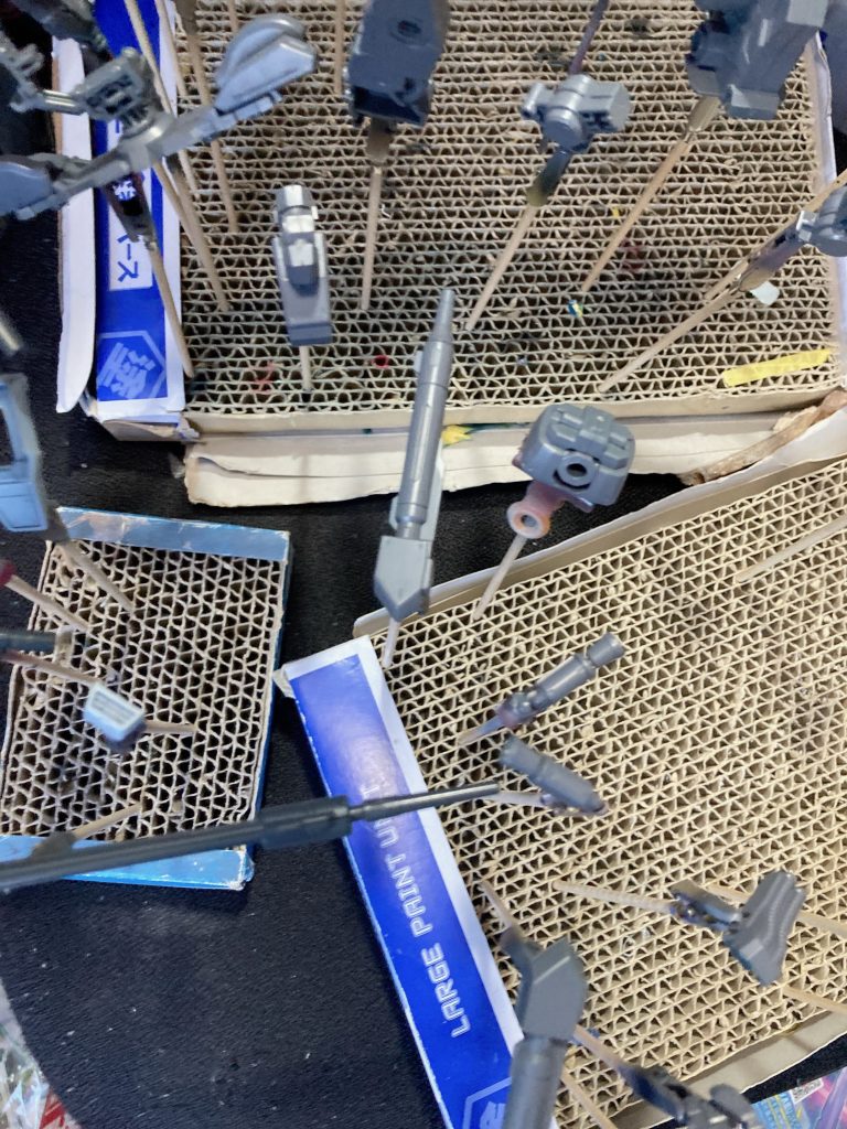 ざっくり塗装。ボディは黒サフの上からガイアカラーのニュートラルグレーⅢ