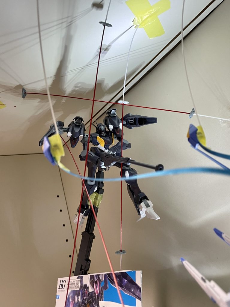 ファラクト側のビットは1mmプラ棒を使ってビット3組は空中、1組はファラクト本体から発射されているように配置しました。攻撃部分だけガンプラマーカーロイヤルメタレッドで塗装。ファラクト本体は近づくエアリアルに対して引き撃ちしているように配置。