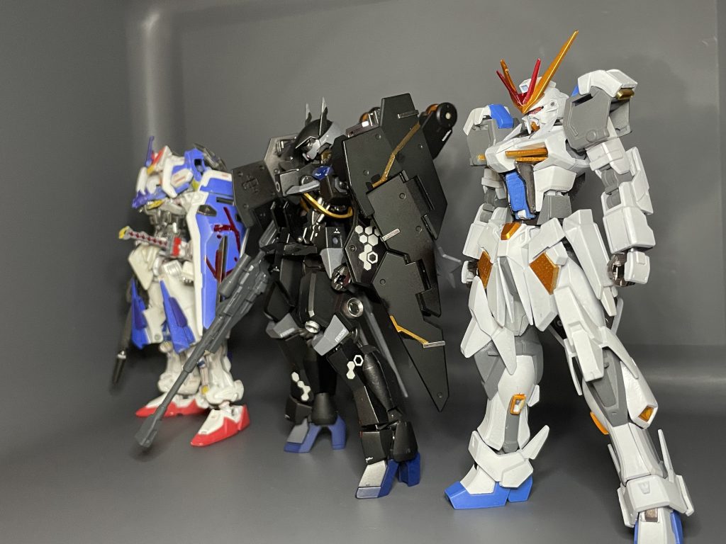 過去に制作したオリジナルカスタム機を並べてみました。1番奥のヤツがガリアレスの先祖ですストライカーパックは残っているので後々制作する予定ですが今のところは既存のストライカーでブンドドしようと思いますw