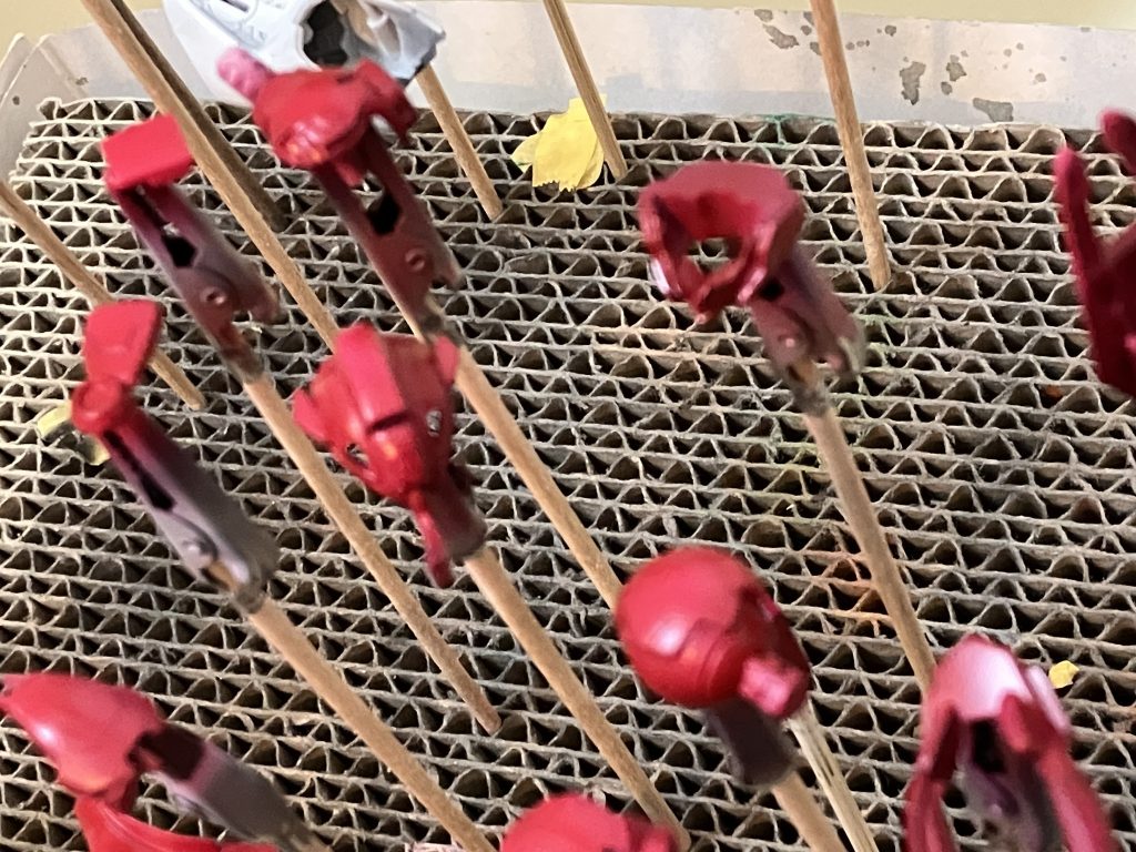 さあ塗装だ!色は白下地にローズブライトレッド少しグラデーションも残してみようとエアブラシブシャァ!!!良い!!良いよ君!カッコよくなってきたね!!!