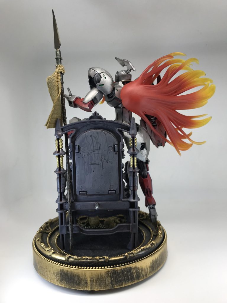 やだ〜後ろから見ないで〜適当工作がバレてしまうwwwフィギュアの後頭部を引き剥がし、ピンバイスで穴を開けランナーの切れ端でバックパックの穴と繋げただけです😅工作時間10分(笑)