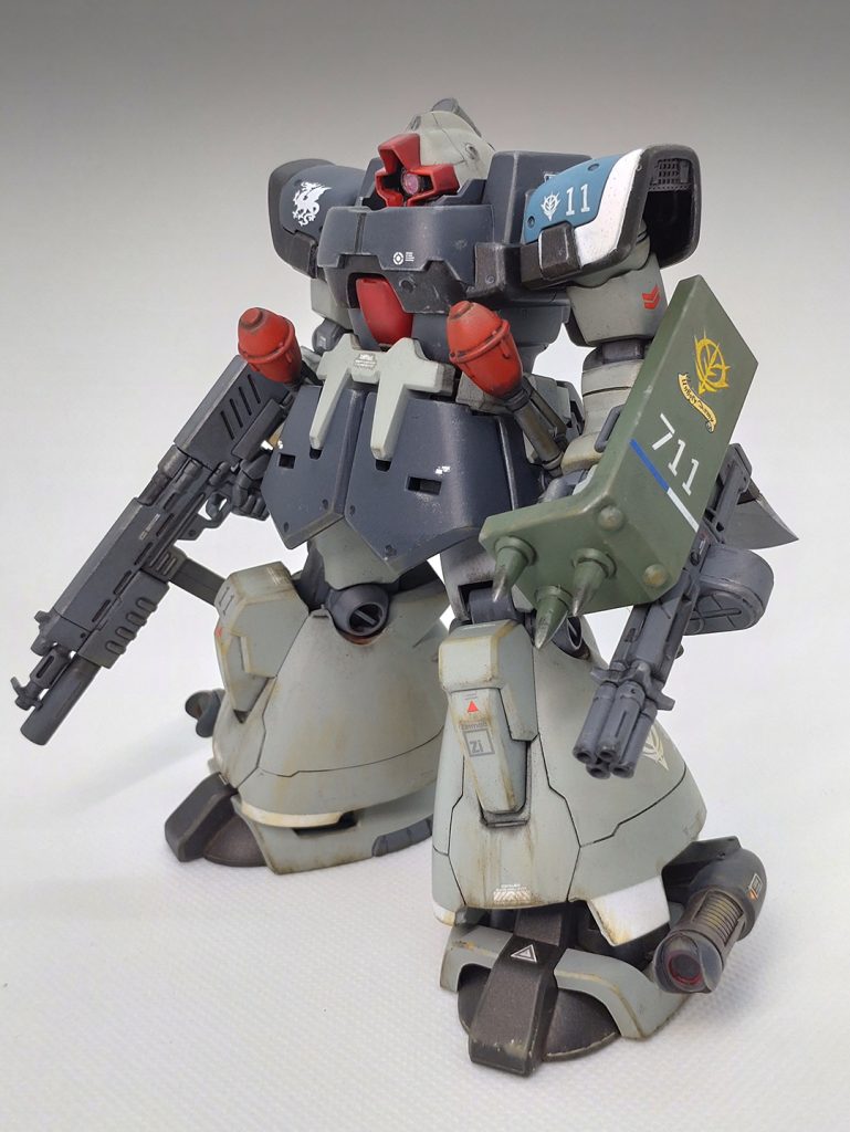 武装を市販キットから横流しして取り付け。腰は傾斜+延長で立ち姿に流れ(猫背っぽく)がでるようにしてます。