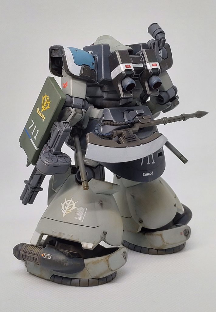 スパイクシールド欲しさに、メルカリでジャンク品のゲルググマリーネ買ったりして色々寄せ集めました(大人力!)。全体が四角いシルエットになるよう武器を選びました。ヒートホークはネオジム磁石で脱着式に(昔はこんなのなかったですよね~便利になった!)