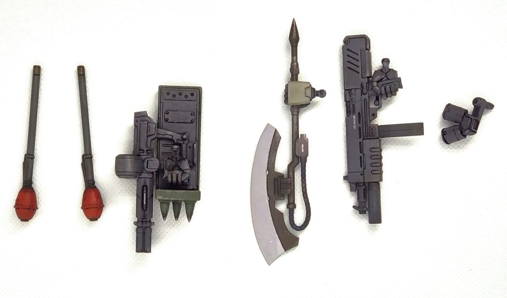 左から、ケンプファーのシュツルムファウスト拝借システムウェポンキット001のビームガトリングをゲルググマリーネのスパイクシールドに接着!ROBOT魂ジオン武器セットのヒートホーク(磁石を埋め込み)ザク改(初回作)から90㎜マシンガン拝借(デカい!)発煙筒だけジャンクパーツで自作してます。