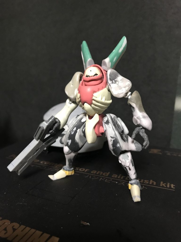 各関節はほとんどボールジョイントによる接続となっているため、自由度は高めです。ウ○コ座りをスムーズにするため、膝関節だけは二重関節となっております🤣