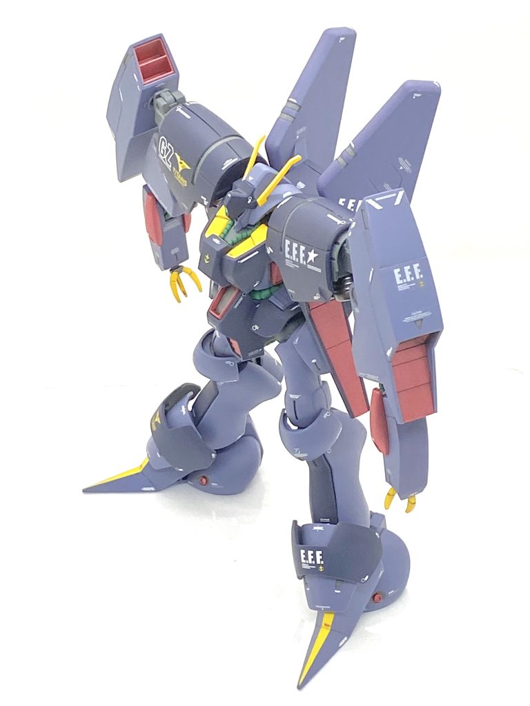 両脇のスラスター以外は(クレオス)Mr.カラーGXスーパースムースクリアーを吹き付けております。