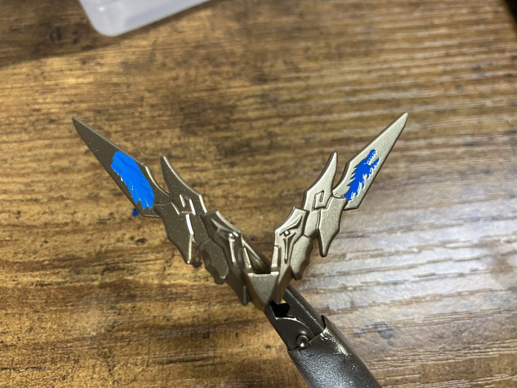 左側のようにざっくり塗って、拭き取るだけで右側のようにくっきりと模様が出る、というなんとも気持ちいい瞬間ですね