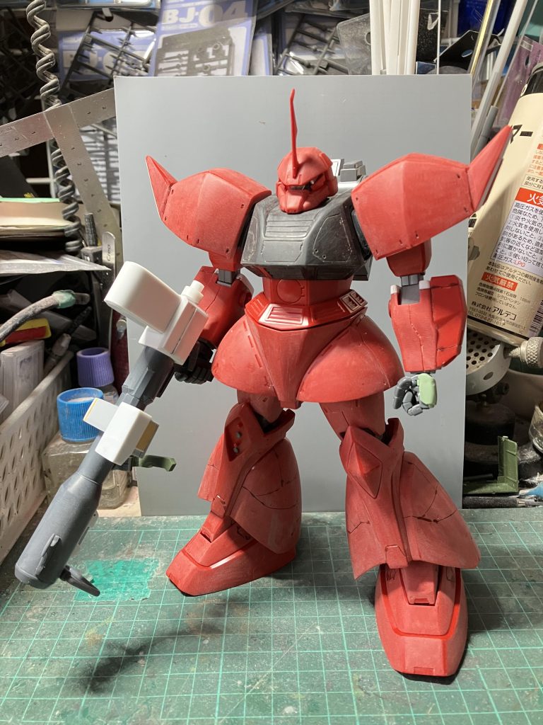 スジボリ追加、腕部を2ミリ延長、ハンドパーツを余ってたザク2.0からポン付けし、肩アーマーのスラスターが上から付けた感があったから1ミリ貼って埋め込んだようにしましたシールドのグリップはプラ板で腕部に磁石を仕込んでガッチリ固定しましたバックパックは左右1ミリずつ幅増しとバーニアを後ハメ加工しました高機動型ゲルググの武器と言えばロケット・ランチャーですね♪ジャイアント・バスからロケット・ランチャーに改造しましたこのキットはゲルググキャノンとのコンパチキットでして、高機動型ゲルググにしたら武器はビームナギナタのみなので、ビームライフルとシールドはver2.0から、ジャイアント・バスはドムから流用しました