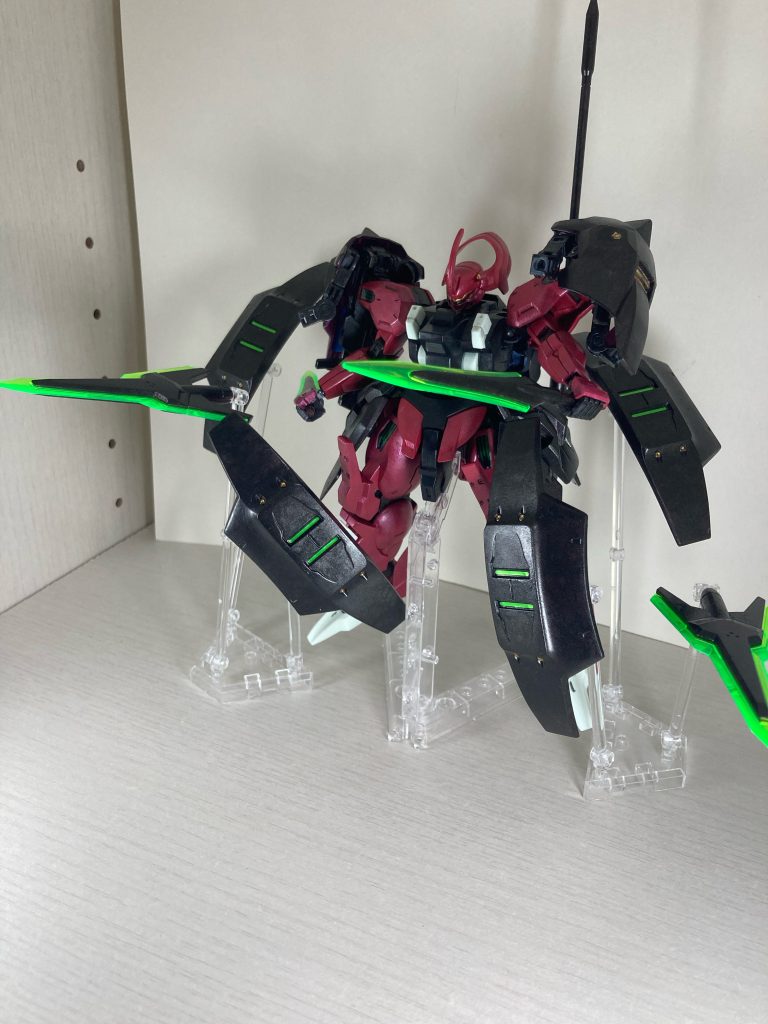 アンビカーを分離して全方位からの攻撃を防御し、アンカーとクナイを遠隔・近接武器として攻撃する。