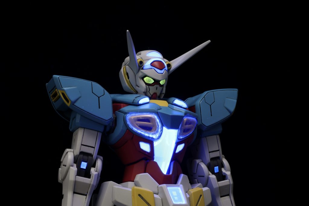 特に瞳の表現は不可欠ツインアイはプラ板で作り直し、瞳はクリアデカールで自作してみました。