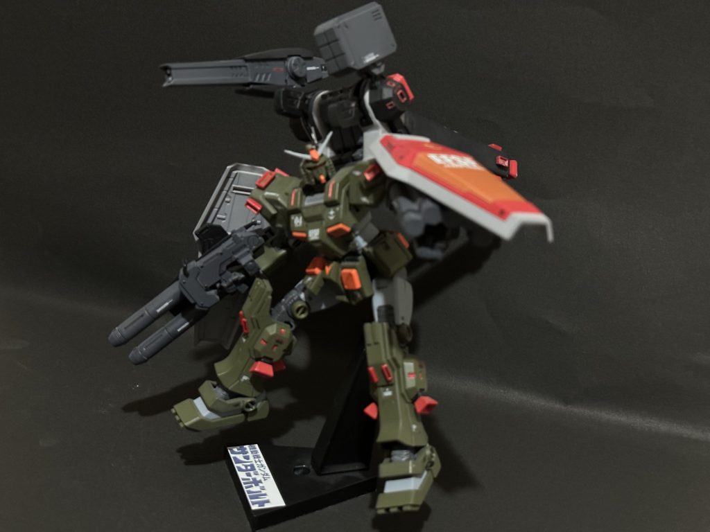 重厚感有り過ぎ、サンダーボルトあるあるでのバックパックがデカいので自立は厳しいかと…。スタンドが大活躍です。