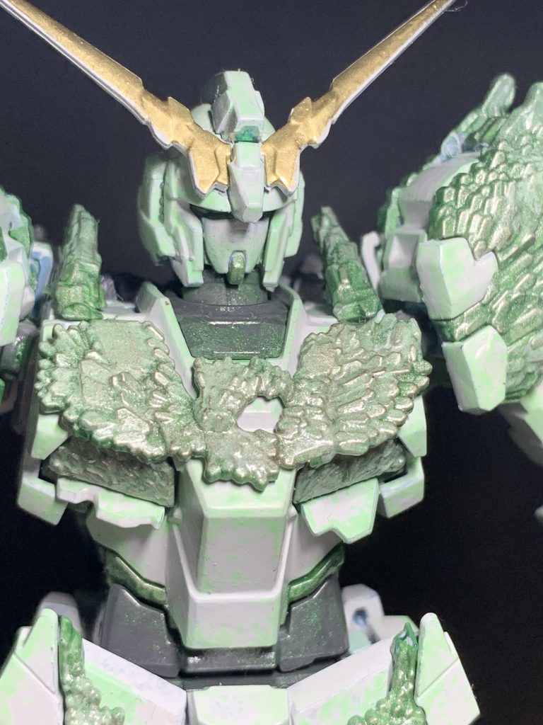 UVライトをつけてない時はこんな感じで、全体的に蛍光グリーンを塗ってます。更にサイコフレームにはウェザリングマスターのチタンを使って金属感を出してます。