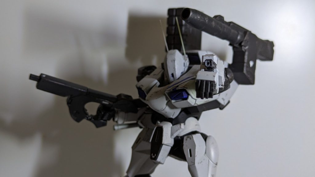 腕部ビームバルカン。ボバ・フェットが膝アーマーに装備しているダートをイメージしたので、射撃時はほんとは肘を曲げたいです。でも腕に付いてる兵装は腕を伸ばした方がかっこいいジレンマ。こちらはユニコーンガンダムのトンファーをほぼそのまま移植しました。