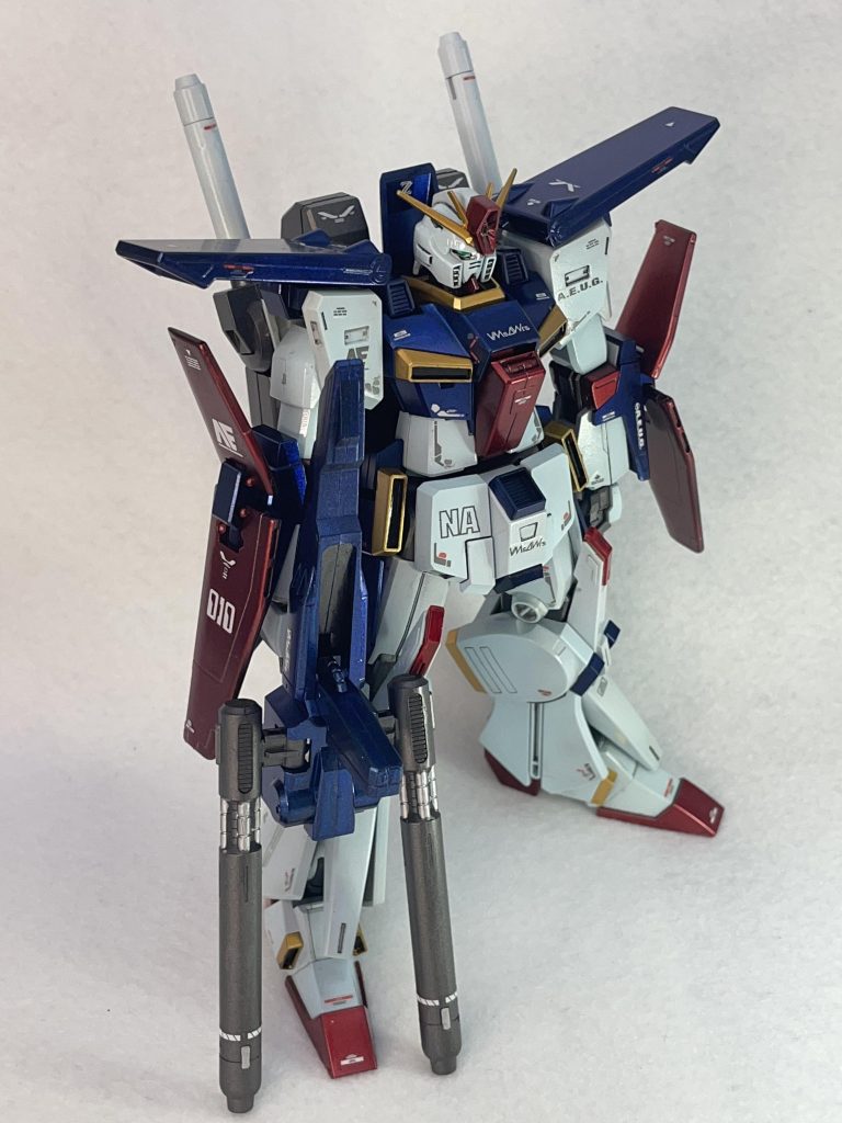 デカールは水転写式でHiｰνとZZ時代のエウーゴやアナハイムがあるものをMGの作例を参考に適当に使いました。過去のガンスタ投稿者の皆様に感謝です。